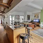 Ideal For Single Or Couple Wanting Calm In A Lively Area