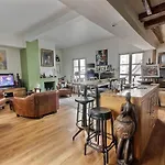 Ideal For Single Or Couple Wanting Calm In A Lively Area